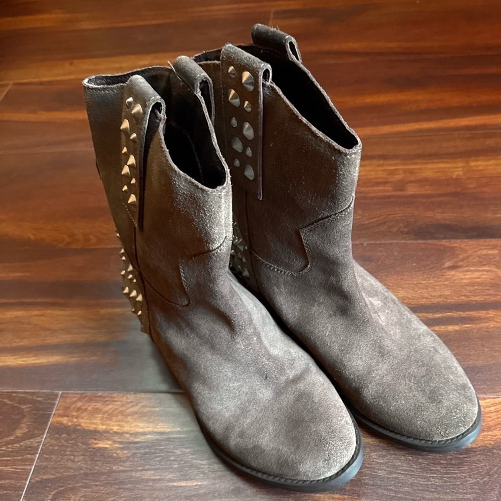 BAKERS Studded Taupe Suede Ankle Boots size 6